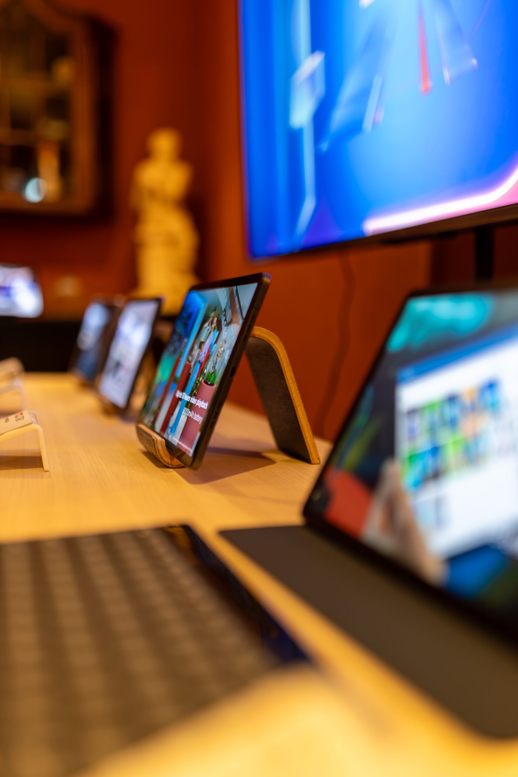 Matériel informatique présenté dans un showroom high-tech