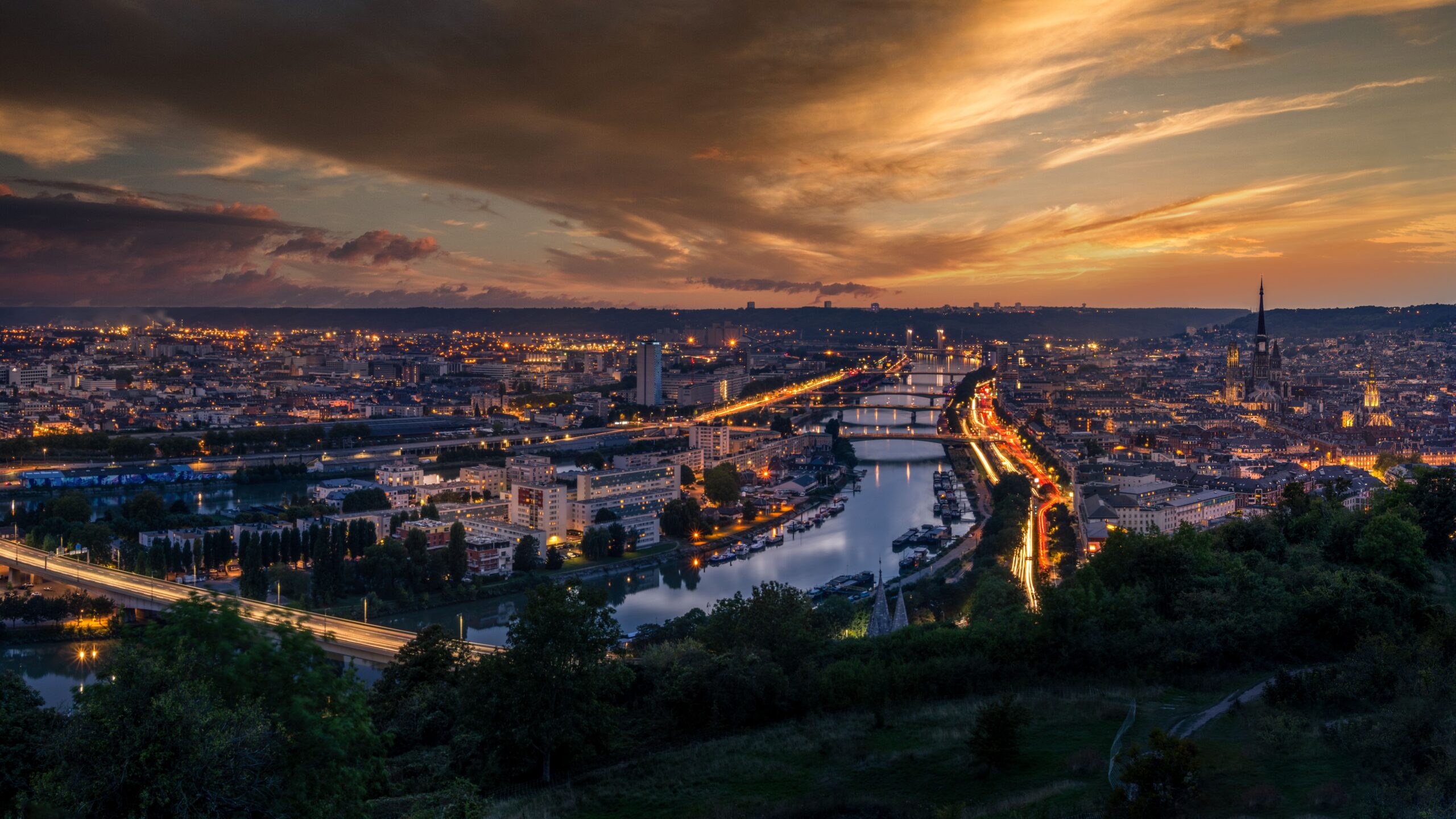 Vue panoramique de Rouen et de la Seine au coucher du soleil