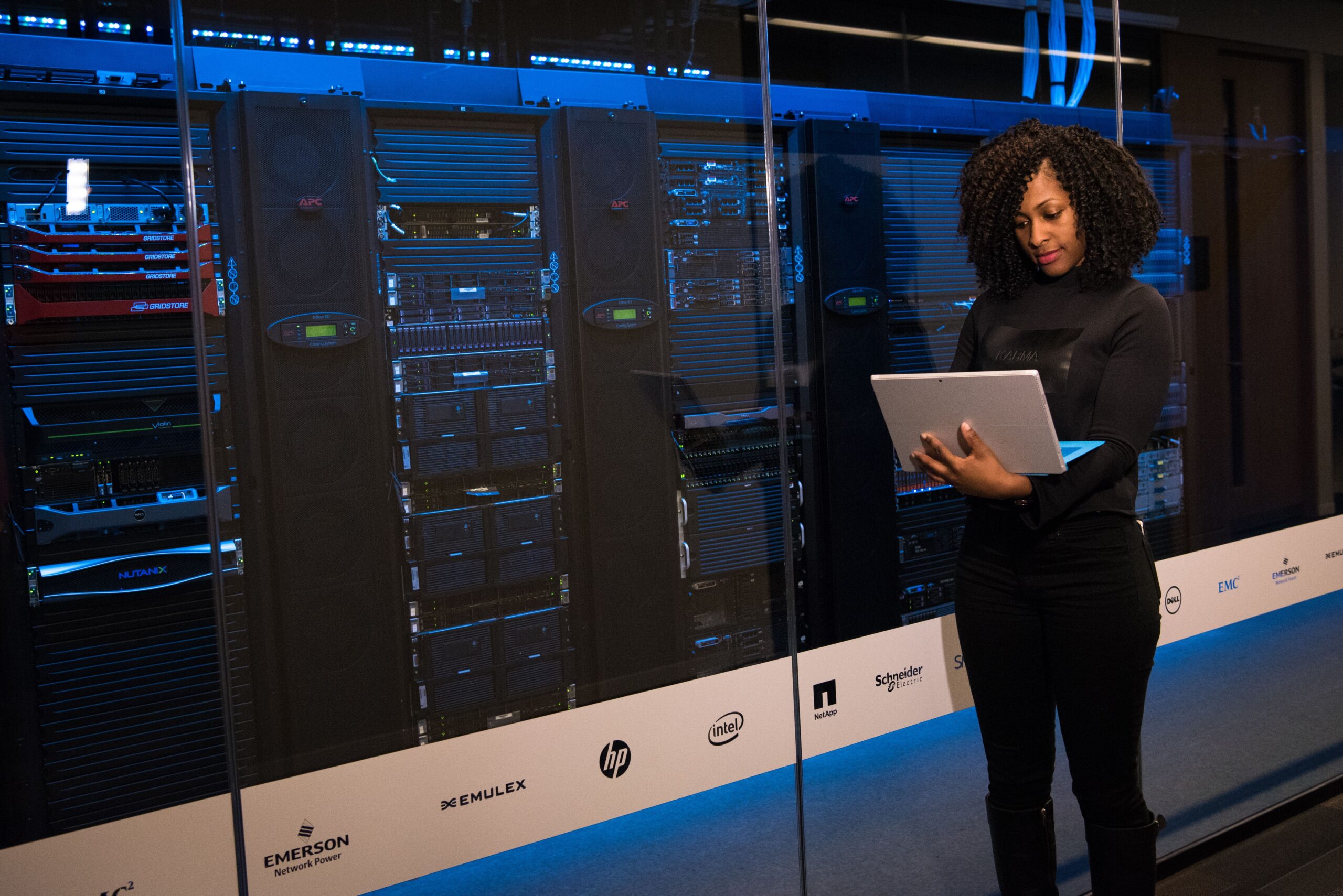 Ingénieure informatique supervisant des serveurs dans un centre de données