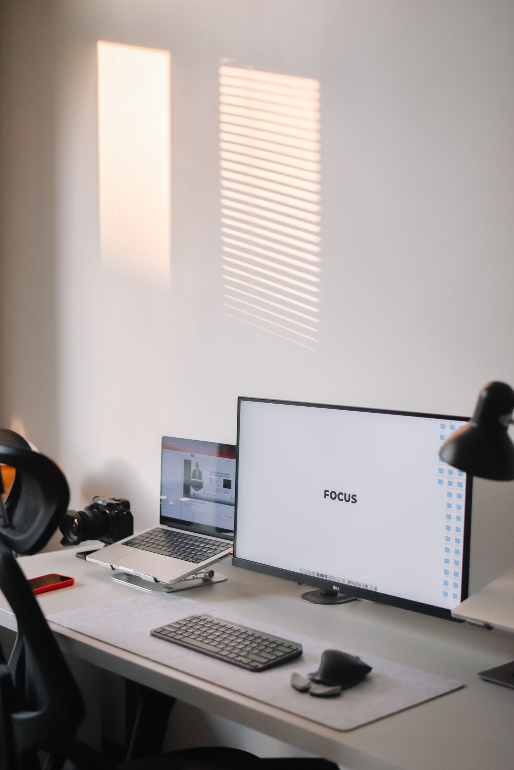 Poste informatique moderne avec ordinateur et écran dans un bureau lumineux