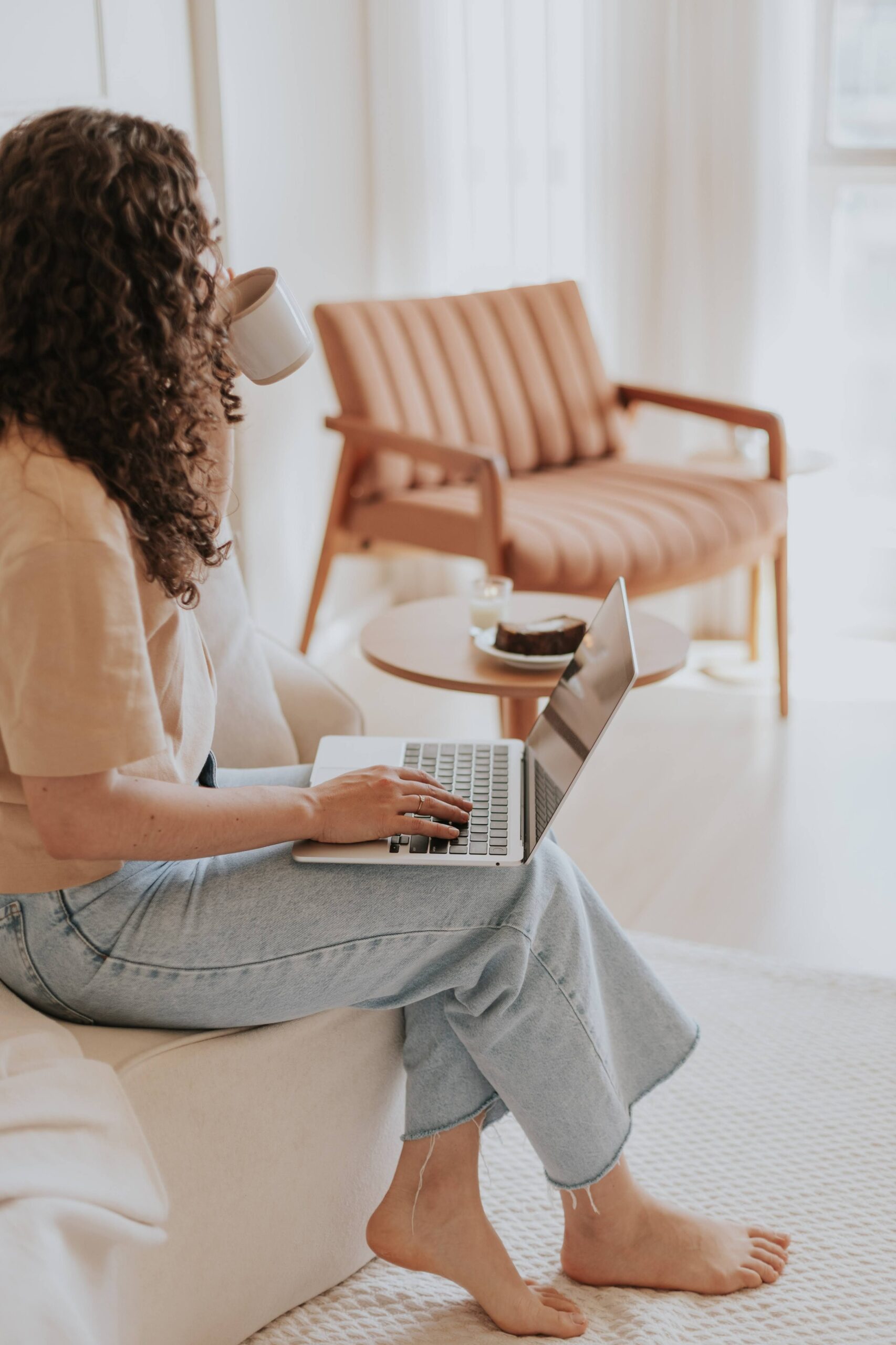 Personne utilisant un ordinateur portable dans un salon lumineux