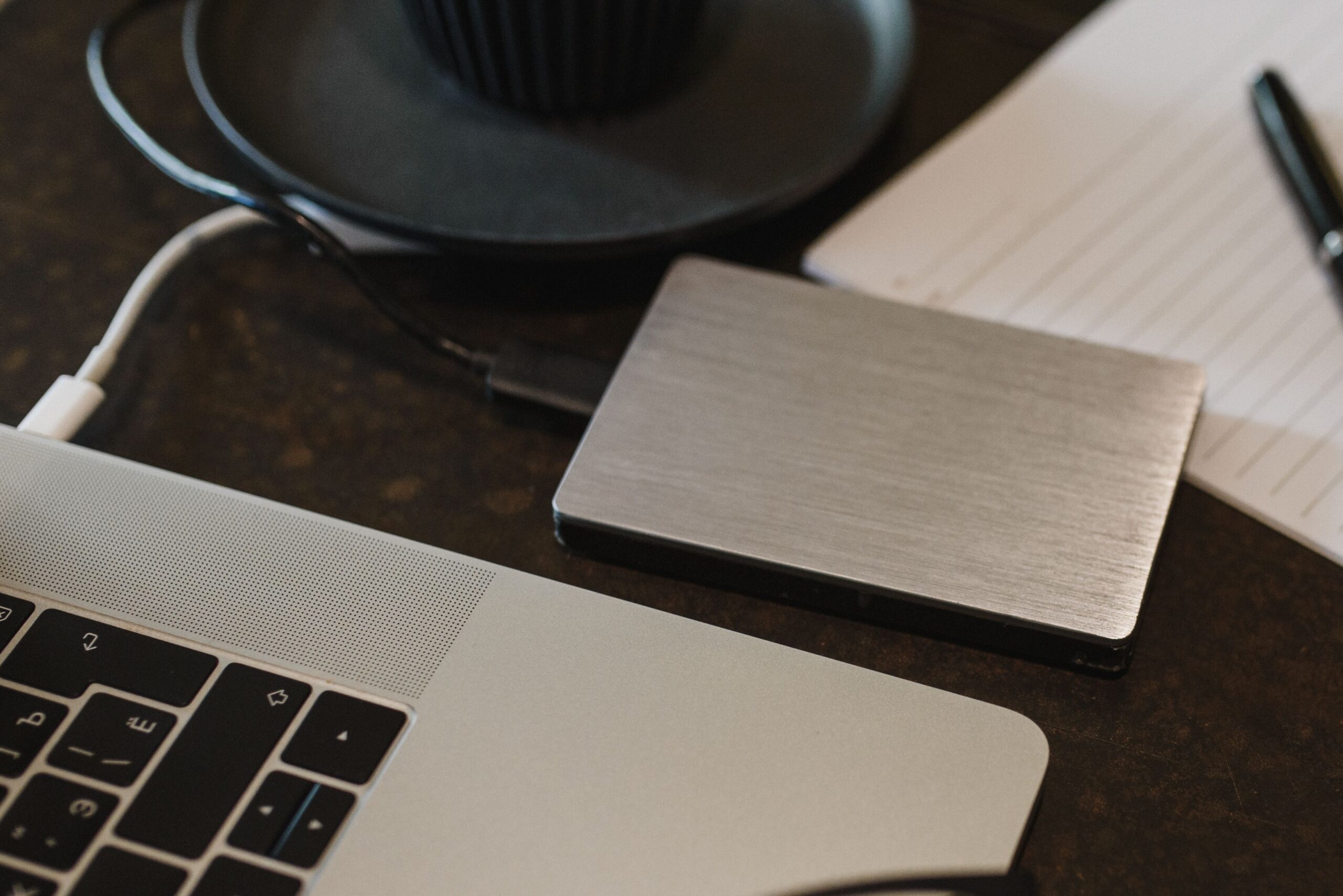 Disque dur externe connecté à un ordinateur portable pour la sauvegarde de données