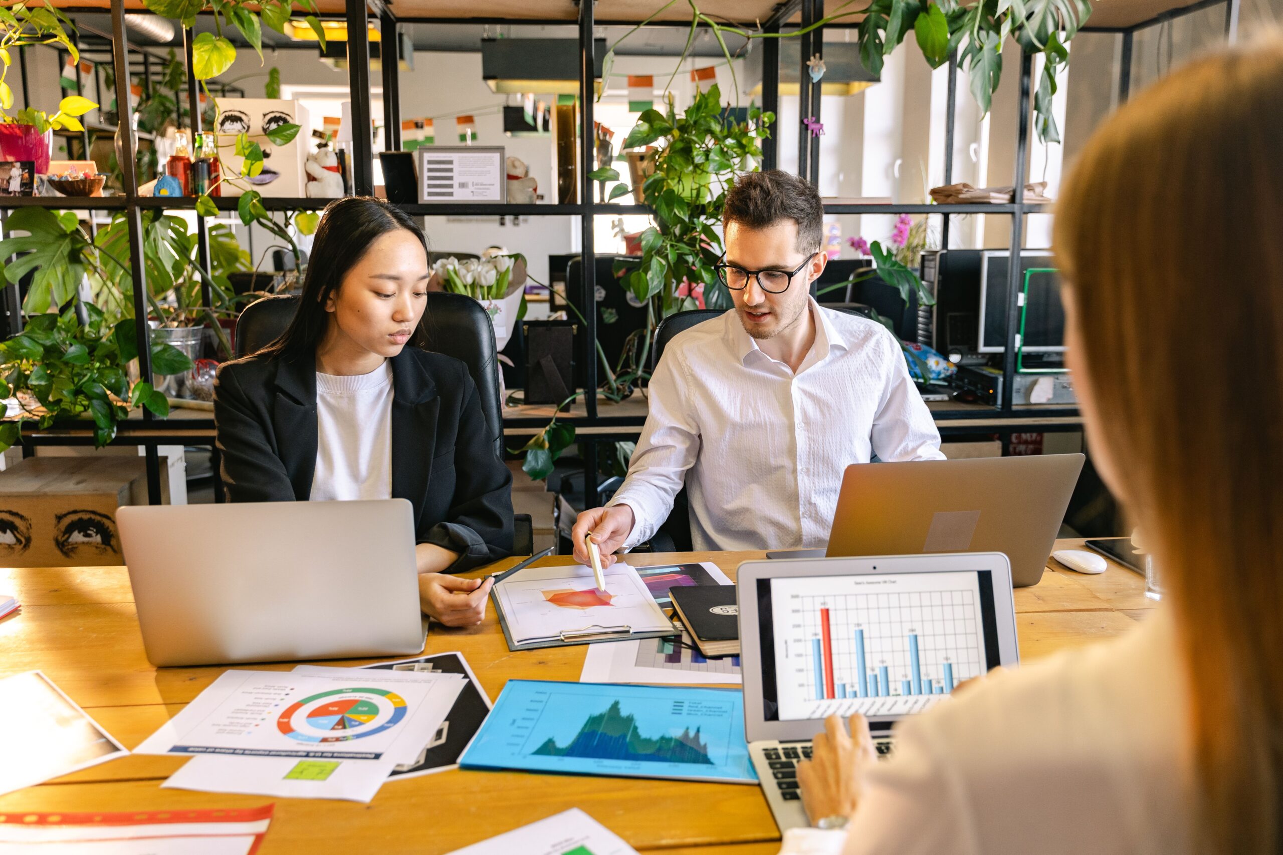 Équipe professionnelle travaillant avec plusieurs ordinateurs dans un bureau