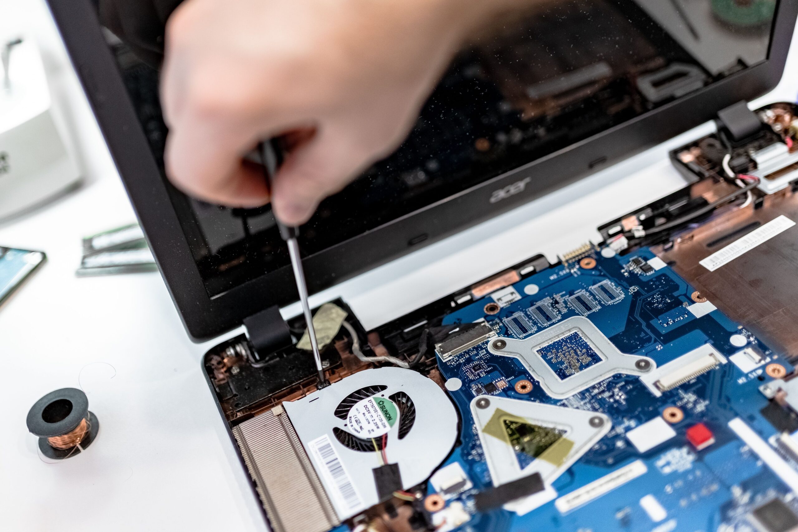 Technicien réparant les composants internes d’un ordinateur portable